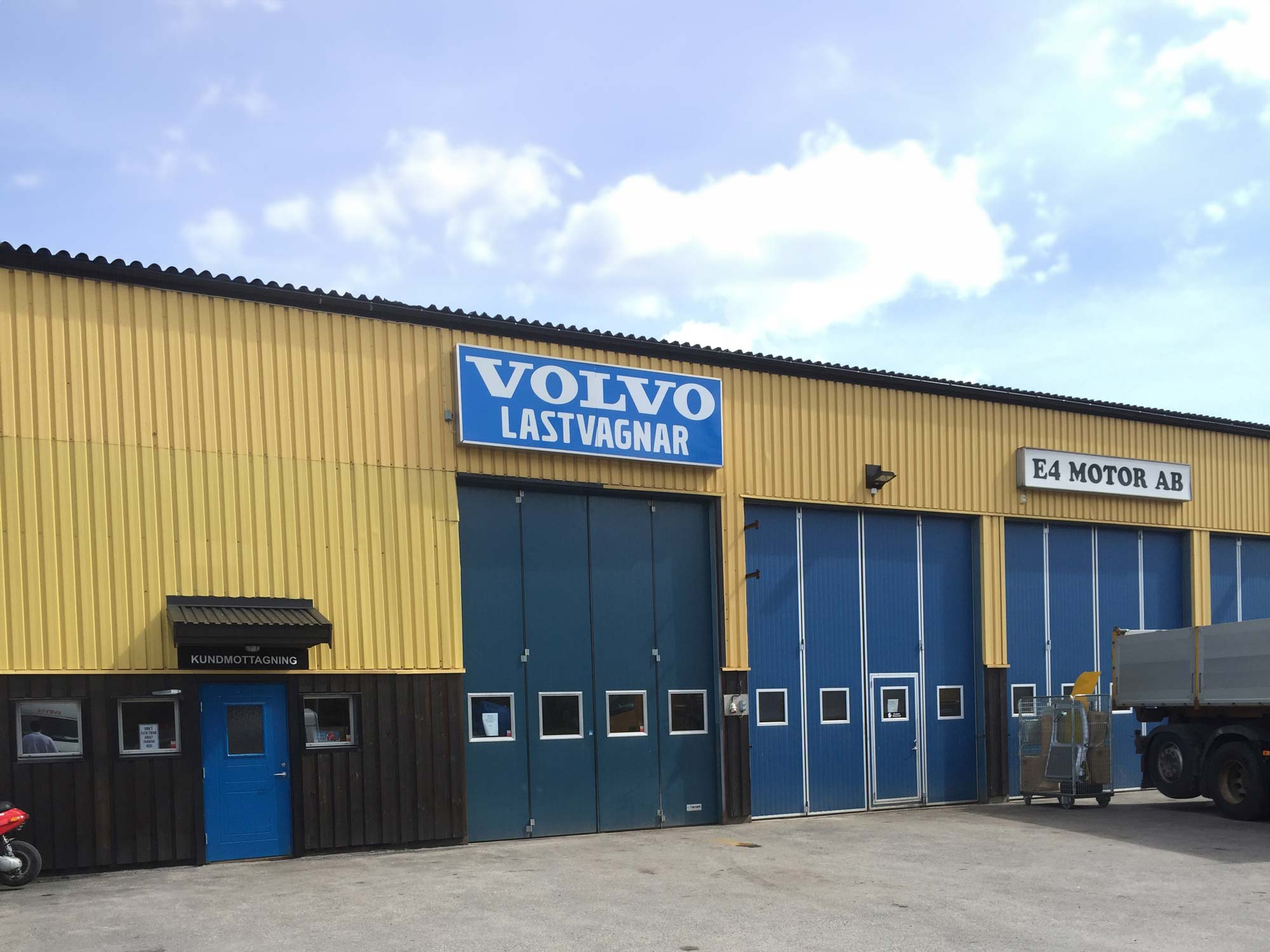 Utanför E4 motors verkstad